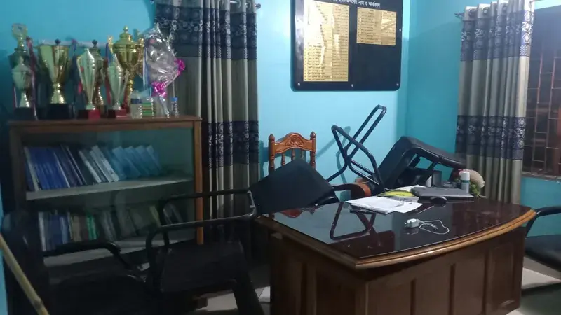 থানা ঘেরাও করে চাঁদাবাজদের ছিনিয়ে নিলো বিএনপি কর্মীরা