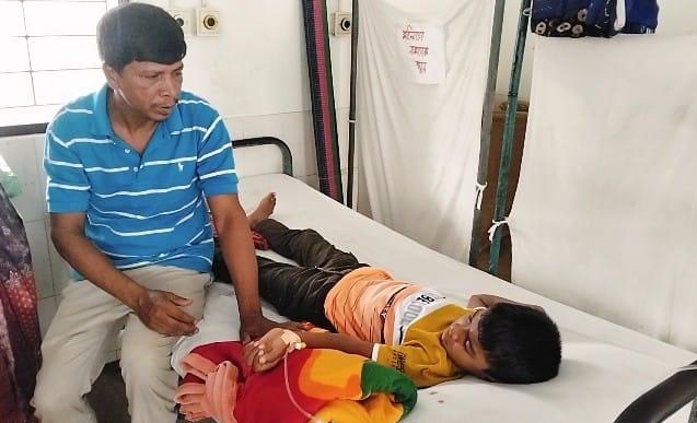 শিক্ষকের বেদম মারপিটে হাসপাতালের বিছানায় ছটফট করছে শিশু সিয়াম